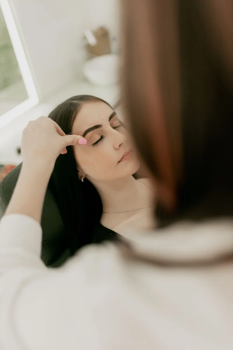 Um corte de cabelo e escova com hidratação + designer de sobrancelhas