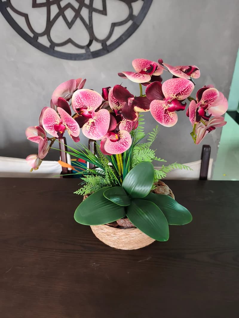 Arranjo de Orquídeas dupla de silicone, com vaso de sisal, acabamento com casca de pino.