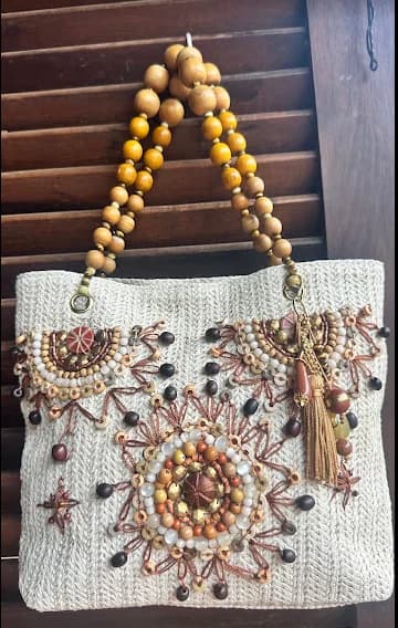 Bolsa Artesanal Bordada em Pedrarias